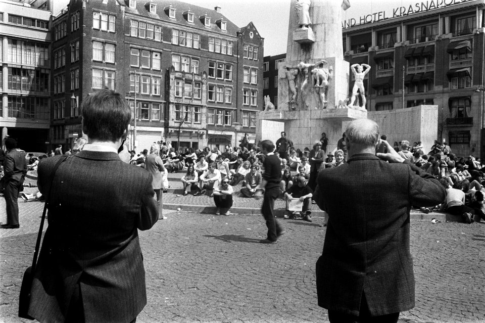 Drukte op Nationaal Monument op Dam, Amsterdam, Bestanddeelnr 923-5283