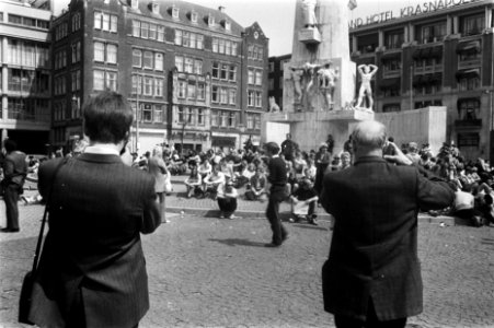 Drukte op Nationaal Monument op Dam, Amsterdam, Bestanddeelnr 923-5283