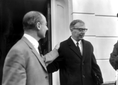 Drs. W.K.N. (Norbert) Schmelzer (KVP) neemt afscheid van dr. Jelle Zijlstra (ARP, Bestanddeelnr 919-7144