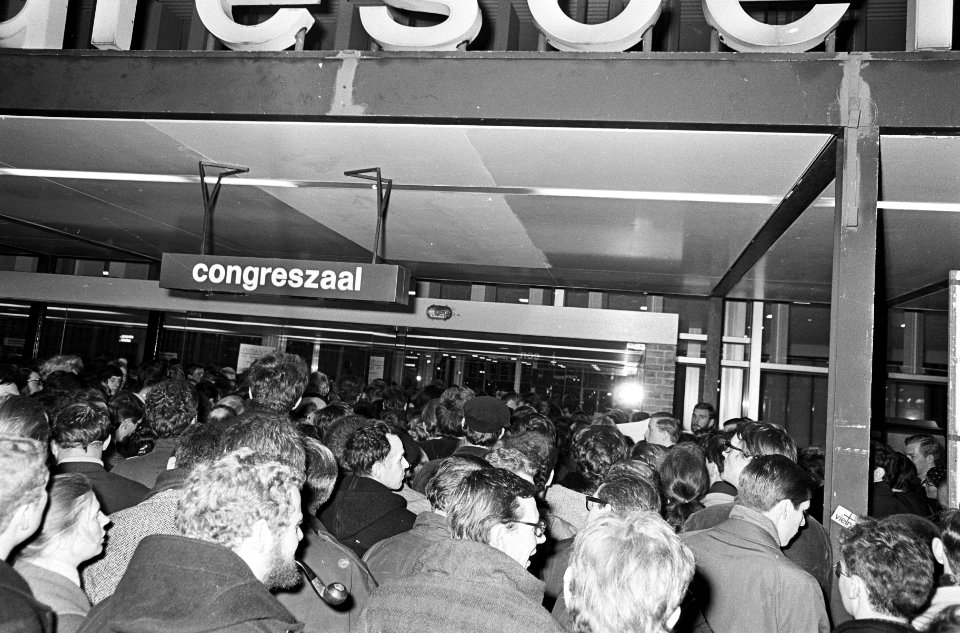 Drukte bij congreszaal RAI voor vertoning Kennedy-film, Bestanddeelnr 920-0403