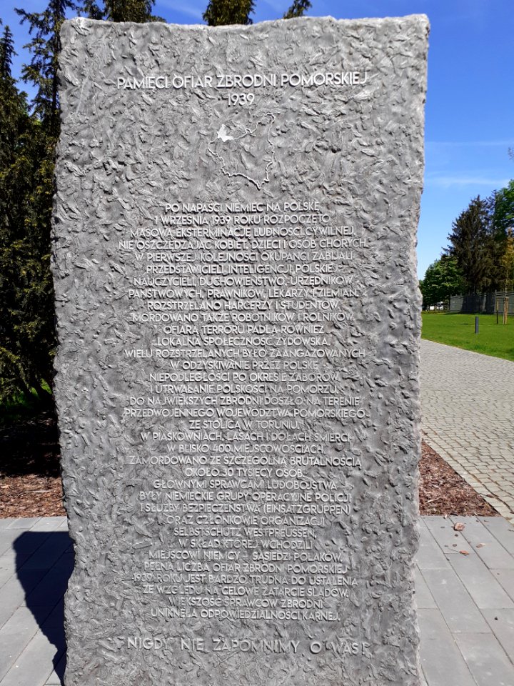 Druga tablica w Parku Pamięci Zbrodni Pomorskiej z 1939 roku w Toruniu