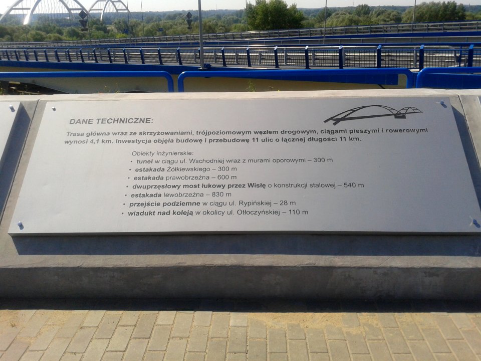 Druga od lewej tablica informacyjna Mostu im. Elżbiety Zawackiej w Toruniu