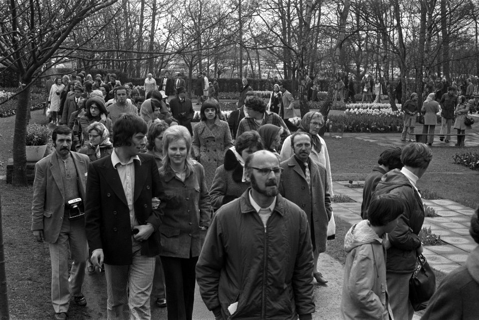 Drukte op Keukenhof in de regen, Bestanddeelnr 926-3646