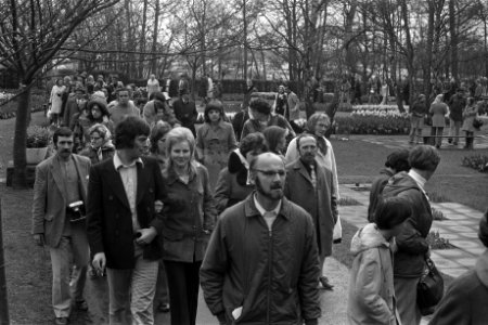 Drukte op Keukenhof in de regen, Bestanddeelnr 926-3646