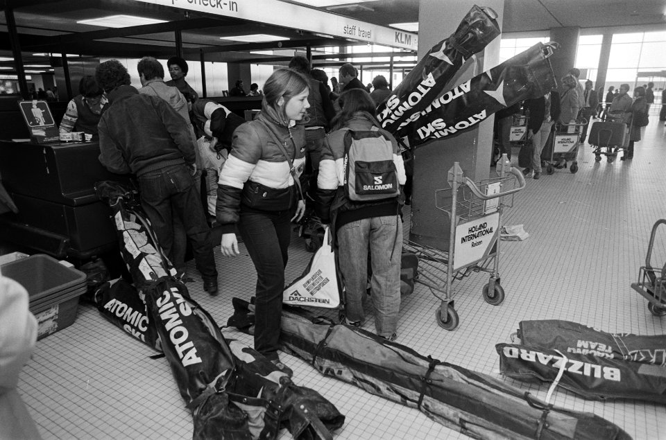 Drukte op Schiphol bij begin van Krokusvakantie, wintersporters voor vertrek op Schiphol, Bestanddeelnr 931-3477