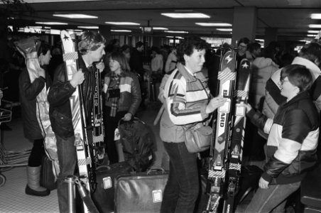Drukte op Schiphol in verband met krokusvakantie (mensen skis), Bestanddeelnr 931-9900