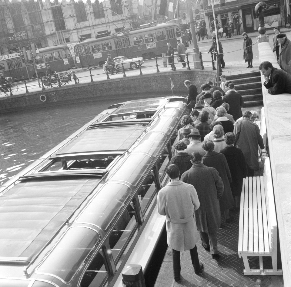 Drukte van buitenlanders bij rondvaartboten, Bestanddeelnr 916-2387