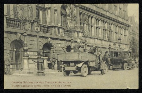 Deutsche Soldaten vor dem Rathaus in Antwerpen. Soldats allemands devant lHotêl, Bestanddeelnr 158-1349