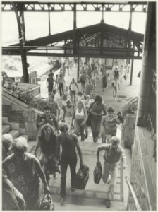 Drukte van aankomende reizigers op het station van Zandvoort. NL-HlmNHA 54012254