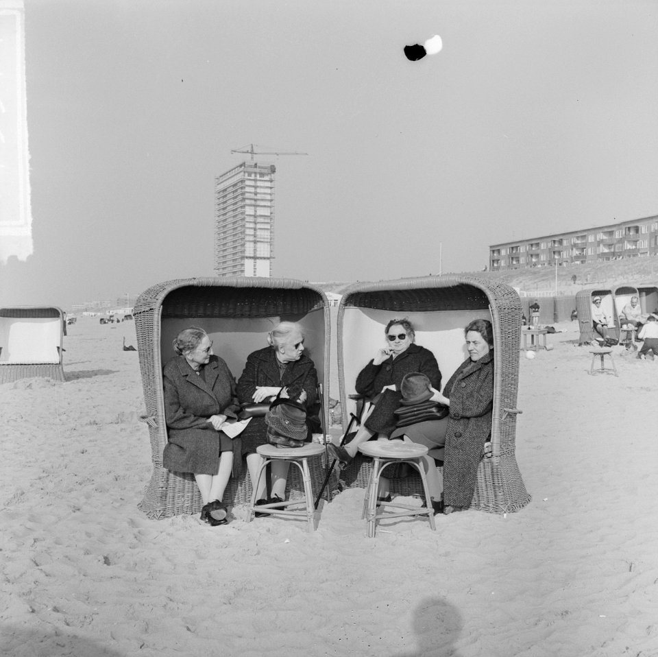 Drukte op de terrasjes te Zandvoort, mensen op strand in strandstoelen, Bestanddeelnr 917-5374