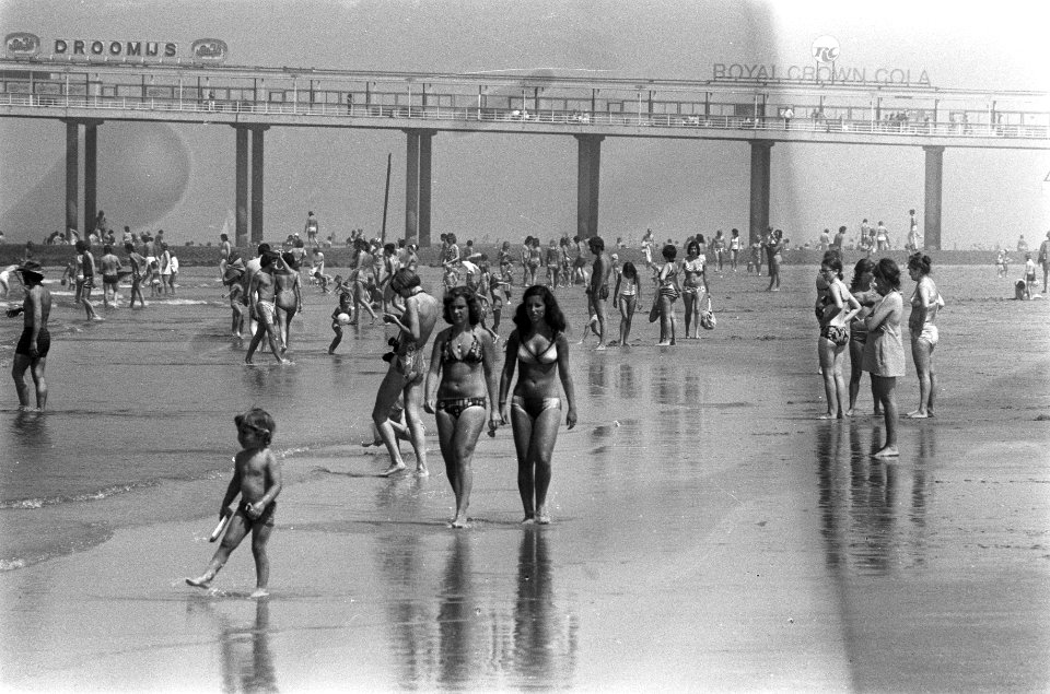 Drukte op strand Scheveningen, drukte bij zee, Bestanddeelnr 926-4923