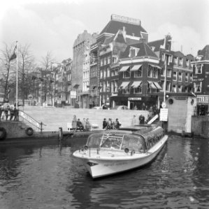 Drukte van buitenlanders bij rondvaartboten, Bestanddeelnr 916-2390