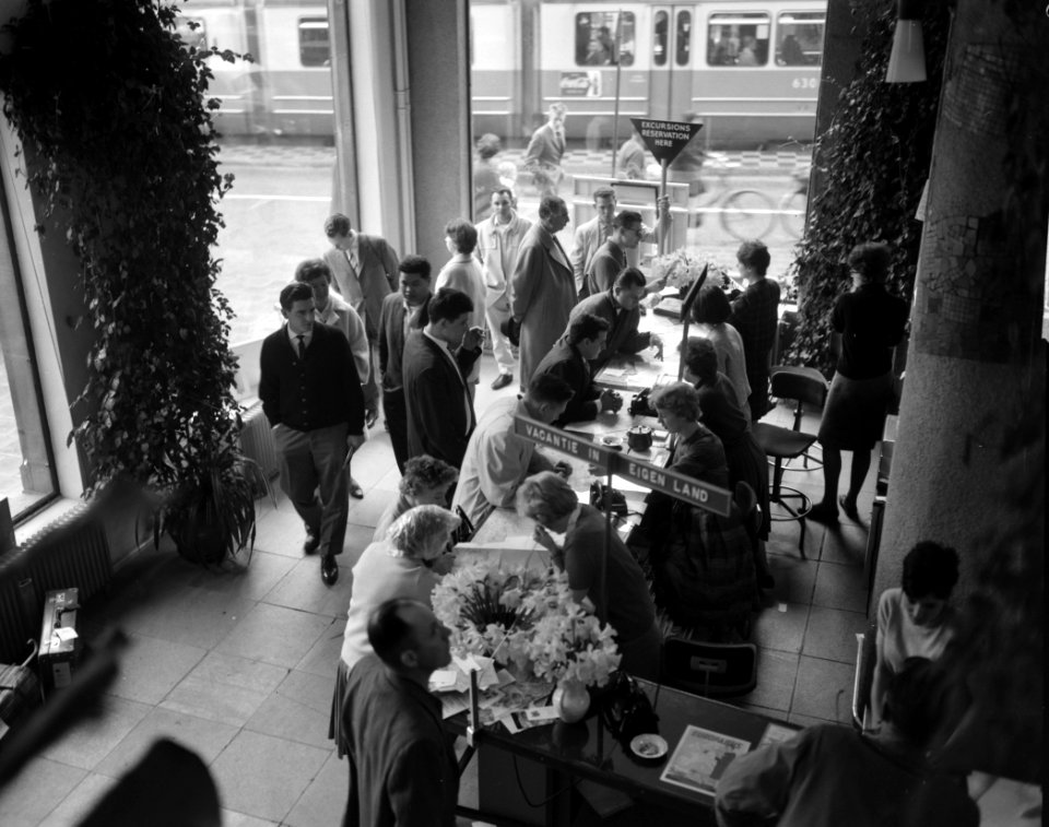 Drukte paasvakantiegangers bij VVV te Amsterdam, Bestanddeelnr 913-7960