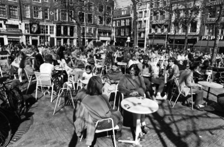 Drukte op het Amsterdamse Leidseplein nu het eindelijk mooi weer is, Bestanddeelnr 931-3985