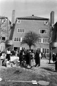 Drukte rond gerestaureerde huizen, Bestanddeelnr 932-5615