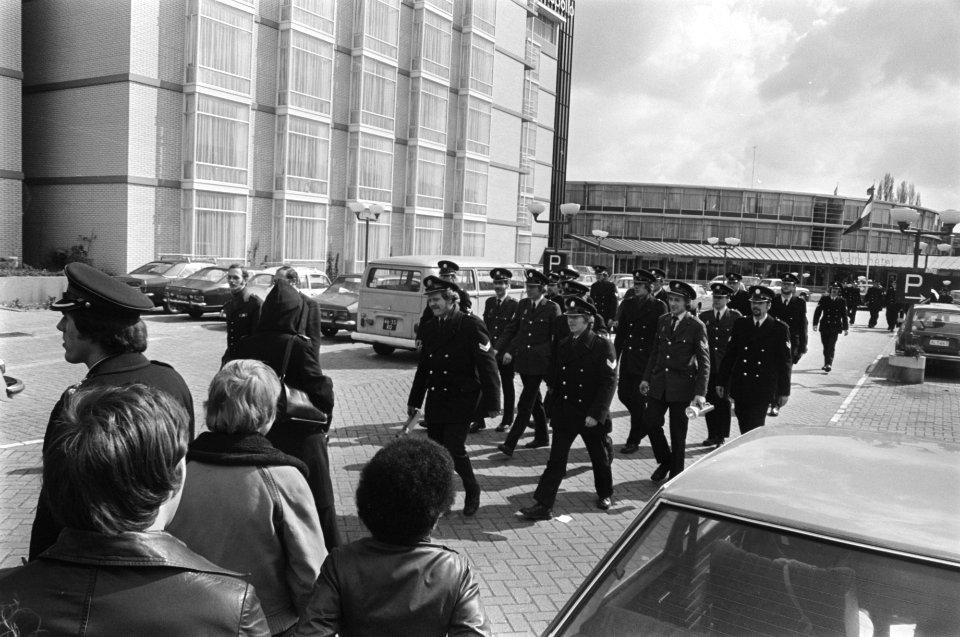 Drukte rond Apollohotel i.v.m. overval agenten verlaten hotel, Bestanddeelnr 928-5123