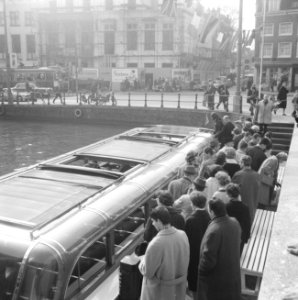 Drukte van buitenlanders bij rondvaartboten, Bestanddeelnr 916-2392