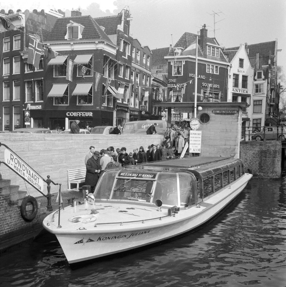 Drukte van buitenlanders bij rondvaartboten, Bestanddeelnr 916-2389