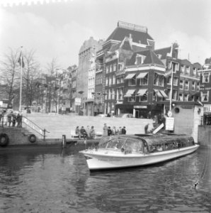 Drukte van buitenlanders bij rondvaartboten, Bestanddeelnr 916-2388