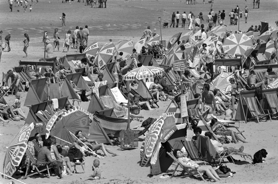 Drukte op Scheveningse strand overzicht van de drukte, Bestanddeelnr 927-3398