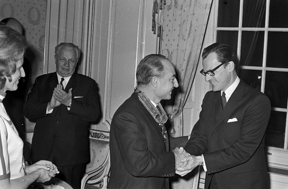 Drs. W. K. N. Schmelzer ontvangt Kruis van verdienste van West-Duitse Ambassad, Bestanddeelnr 924-2409