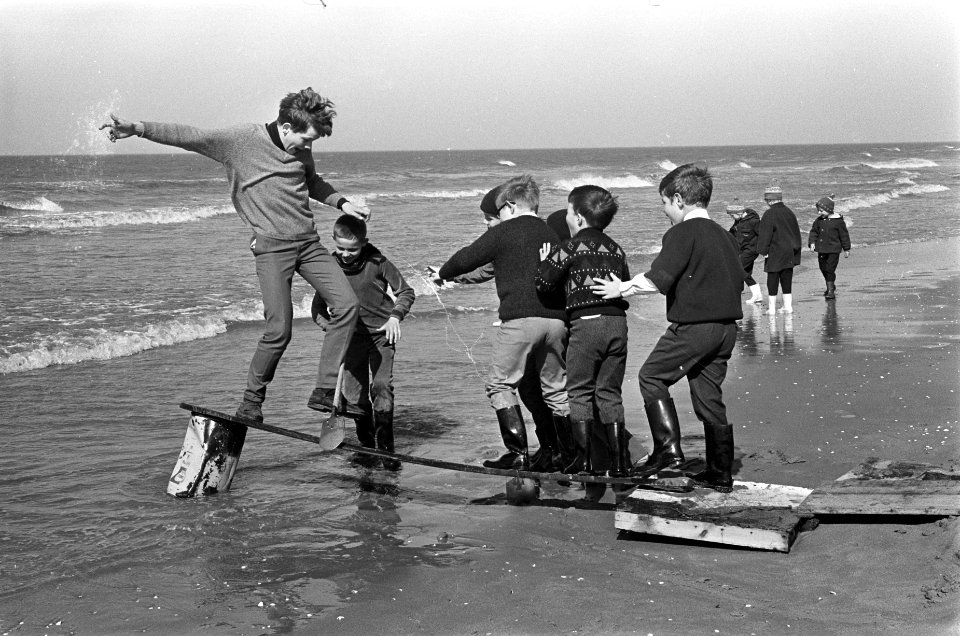 Drukte op terrasjes in Zandvoort. Kinderen spelen aan het strand, Bestanddeelnr 921-1905