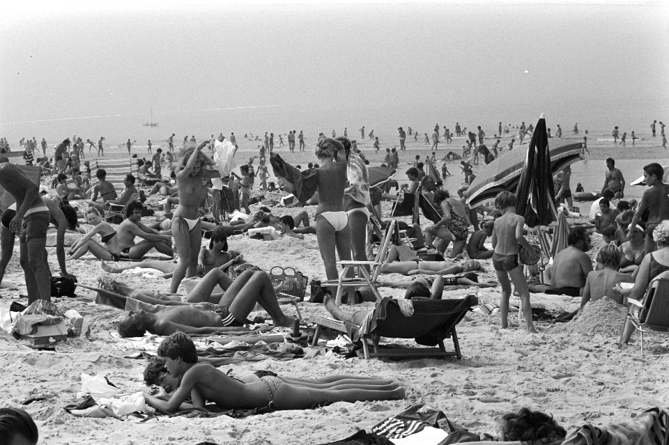 Drukte op strand van Bergen aan Zee, Bestanddeelnr 932-2647