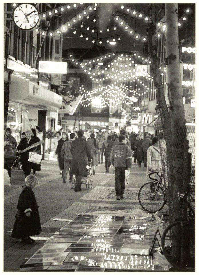 Drukte in de Grote Houtstraat tijdens de kerstverkoop, ziende naar het noorden. NL-HlmNHA 54020842