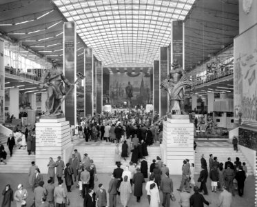 Drukte in de hal van het Russisch paviljoen, Bestanddeelnr 909-5636