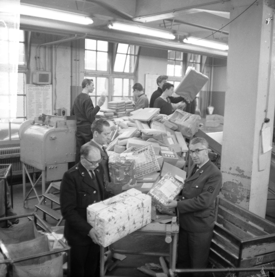 Drukte in de pakketpostafdeling te Amsterdam, paketten op transportband, Bestanddeelnr 917-1865