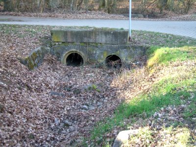 Deutergraben Auslass in Graben Damm Waldteich
