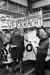 Deurwaarder overhandigt dwangbevel spandoek Met Ruding aan de macht worden a, Bestanddeelnr 932-7856