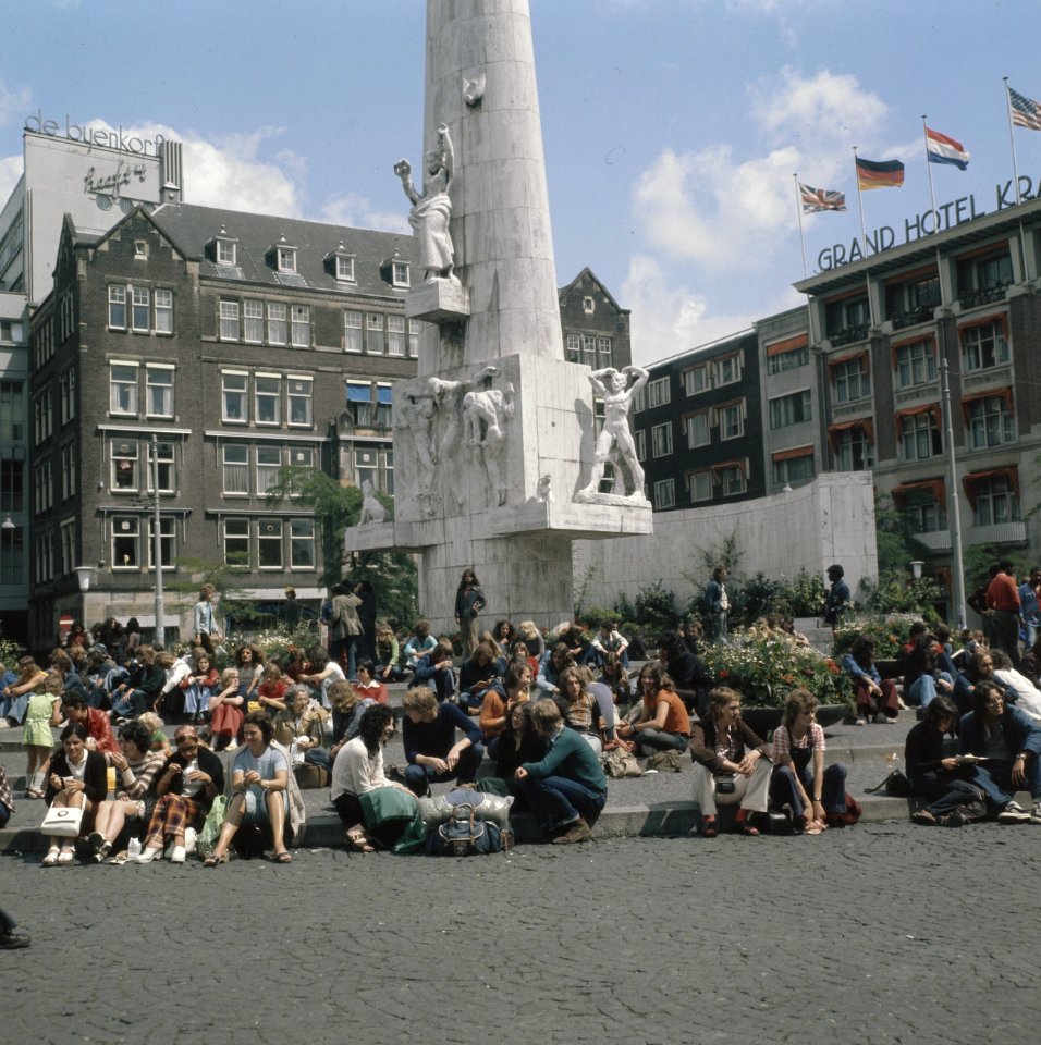 Drukte op de Dam bij het monument, zomers, Bestanddeelnr 253-8664