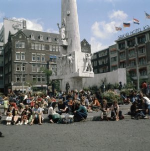 Drukte op de Dam bij het monument, zomers, Bestanddeelnr 253-8664