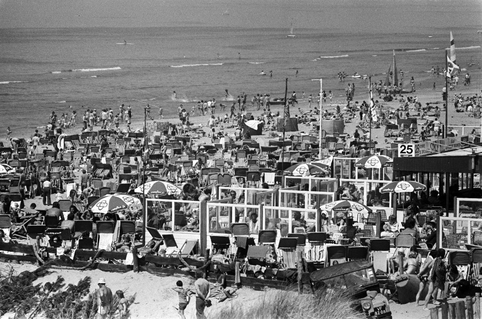 Drukte op Zandvoorts strand, Bestanddeelnr 928-6305