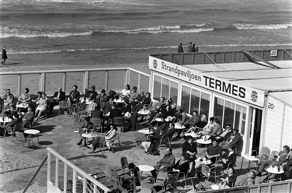 Drukte op terrasjes in Zandvoort. Kinderen spelen aan het strand, Bestanddeelnr 921-1906