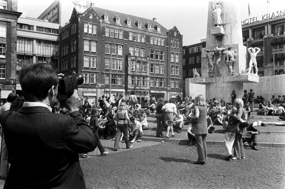 Drukte op Nationaal Monument op Dam, Amsterdam, Bestanddeelnr 923-5282