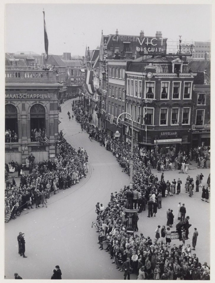Drukte op de Grote Markt en in de Grote Houtstraat, in afwachting van de Canadese militairen, Inventarisnummer KNA006021912