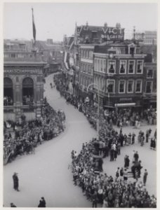 Drukte op de Grote Markt en in de Grote Houtstraat, in afwachting van de Canadese militairen, Inventarisnummer KNA006021912