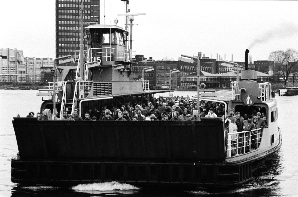 Drukte op de pont over het IJ, achter het Centraal Station, Bestanddeelnr 932-4095