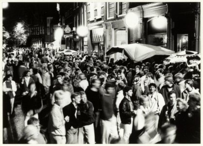 Drukte op de Riviervismarkt tijdens Haarlem Jazz in 1986. NL-HlmNHA 54015488