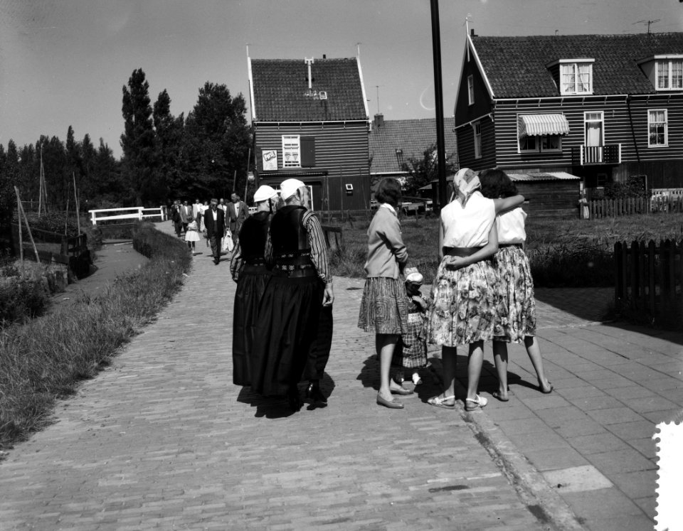 Drukte op Marken na de opening van de dijk, Bestanddeelnr 910-5372