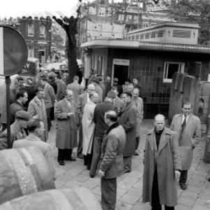 Drukte op Rembrandtplein in verband met Nederland tegen Oostenrijk, Bestanddeelnr 908-9826