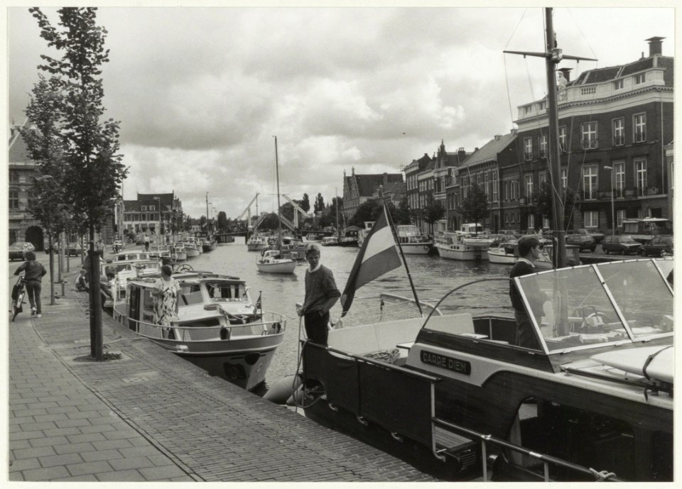 Drukte op het Spaarne met pleziervaartuigen. NL-HlmNHA 54020857