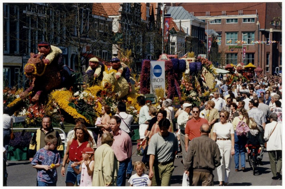 Drukte rond de praalwagens van het Bloemencorso op de Gedempte Oude Gracht tijdens het Corso-festijn. NL-HlmNHA 54036405