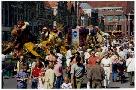 Drukte rond de praalwagens van het Bloemencorso op de Gedempte Oude Gracht tijdens het Corso-festijn. NL-HlmNHA 54036405
