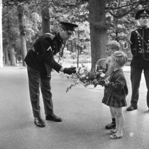 Drukte rond verloving, een jongen en meisje brengen alvas bloemen bij Drakenstei, Bestanddeelnr 917-9076