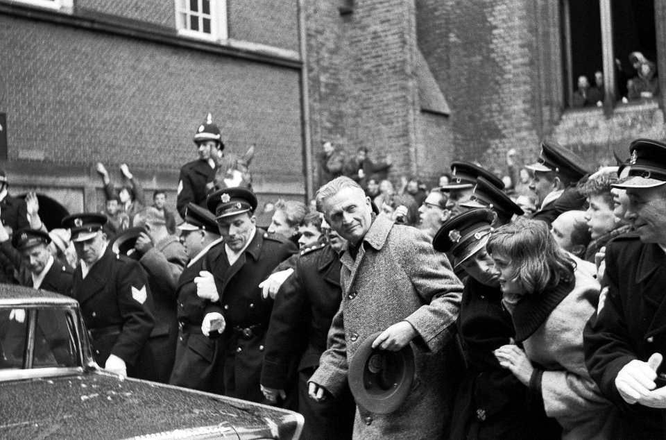 Drukte op het Binnenhof, politie houdt mensen tegen, Bestanddeelnr 916-0461
