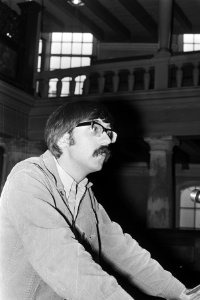 Dichter Arie van der Berg ontvangt Reina Prinsen Geerligsprijs in de Aula van Un, Bestanddeelnr 924-0373