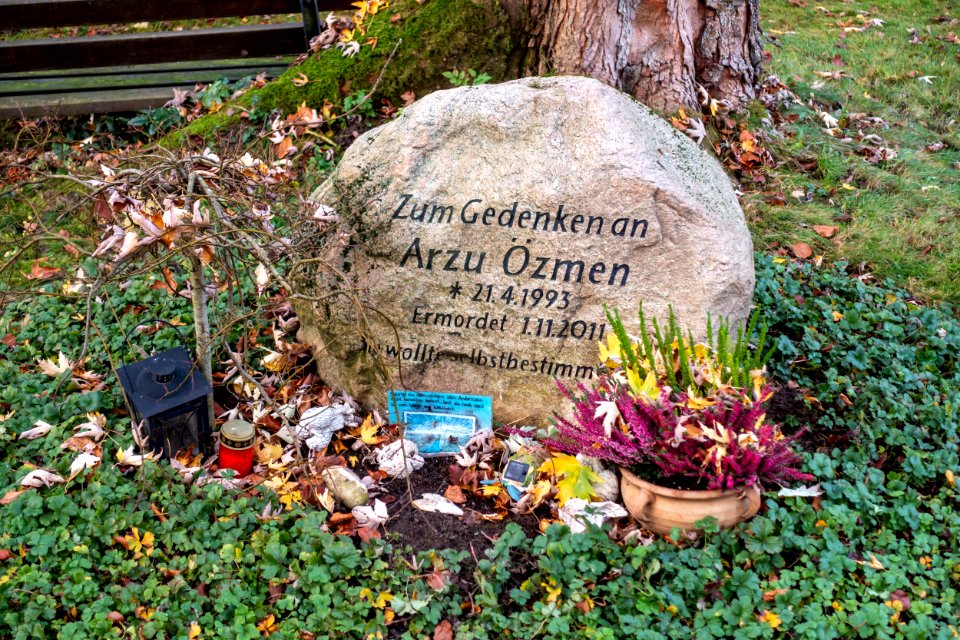 Detmold - 2020-11-07 - Gedenkstein Arzu Özmen (DSC03404)